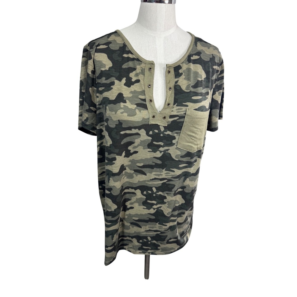 Doe & Rae Camo T-Shirt Women Medium Green Henley‎ Pocket Short Sleeve